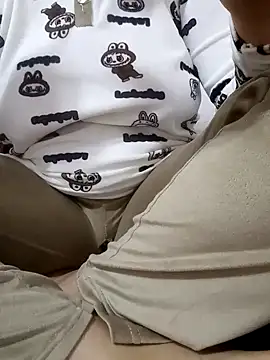 Snapshot of Bombamom chatting on April 2026 06:38:02 PM Bombamom online show from April 2026 06:38:02 PM