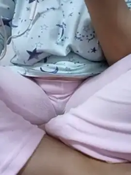 Snapshot of Bombamom chatting on April 2026 06:25:01 AM Bombamom online show from April 2026 06:25:01 AM