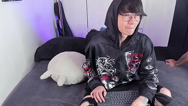 Snapshot of Aventure_Twinks chatting on December 2024 02:33:02 PM Aventure Twinks online show from December 2024 02:33:02 PM