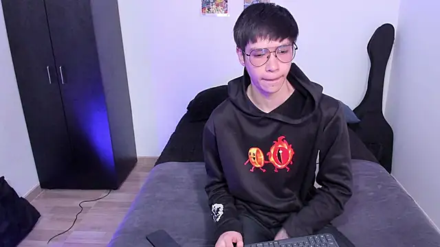 Snapshot of Aventure_Twinks chatting on February 2025 07:25:02 PM Aventure Twinks online show from February 2025 07:25:02 PM