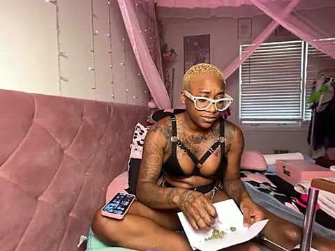 Snapshot of VixenCapri chatting on June 2026 03:55:02 PM VixenCapri online show from June 2026 03:55:02 PM