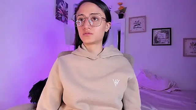 Snapshot of _Caroliinee_ chatting on February 2025 08:20:02 PM Caroliinee online show from February 2025 08:20:02 PM