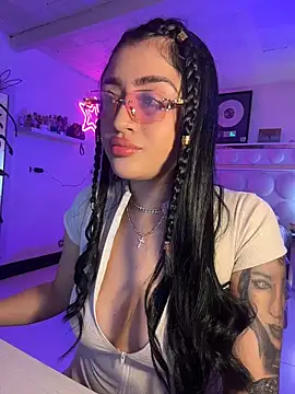 Snapshot of lucianaroy chatting on April 2026 08:22:01 PM lucianaroy online show from April 2026 08:22:01 PM