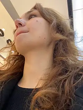 QuitieLia online show from November 2025 09:09:01 AM