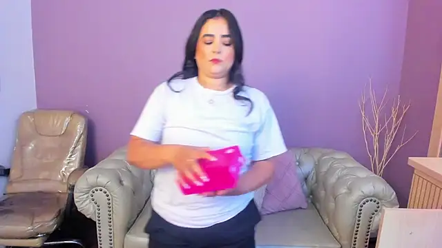 taylor bennet online show from October 2025 07:03:02 PM