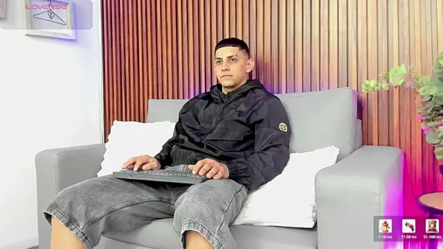 Snapshot of Alex_cute77 chatting on May 2026 12:11:02 PM Alex cute77 online show from May 2026 12:11:02 PM