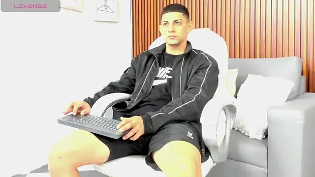 Snapshot of Alex_cute77 chatting on May 2026 12:20:01 PM Alex cute77 online show from May 2026 12:20:01 PM