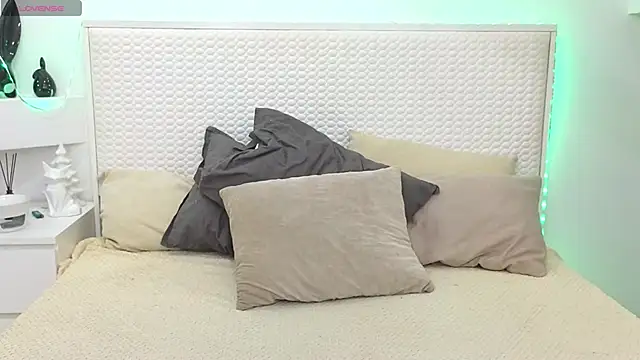 Snapshot of Eva_Rogers_ chatting on December 2024 02:11:01 PM Eva Rogers  online show from December 2024 02:11:01 PM