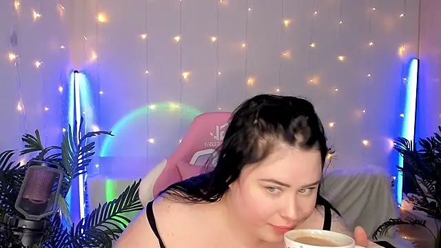 Snapshot of Akemi_BBW chatting on December 2024 09:22:01 PM Akemi BBW online show from December 2024 09:22:01 PM