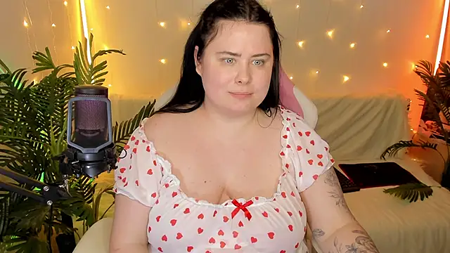 Snapshot of Akemi_BBW chatting on December 2024 09:08:02 PM Akemi BBW online show from December 2024 09:08:02 PM