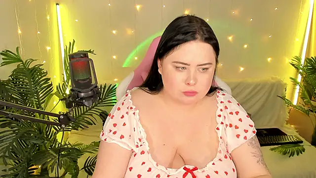 Snapshot of Akemi_BBW chatting on January 2025 08:04:02 PM Akemi BBW online show from January 2025 08:04:02 PM