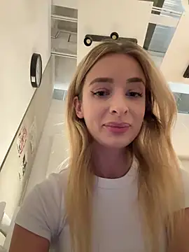 Snapshot of EvieEvans chatting on December 2024 04:05:02 PM EvieEvans online show from December 2024 04:05:02 PM