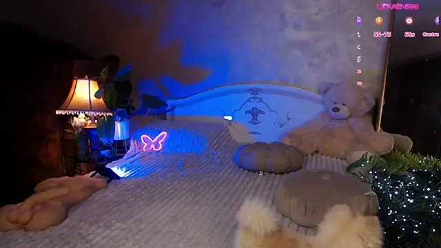 Snapshot of JulieHeets chatting on December 2024 01:17:01 PM JulieHeets online show from December 2024 01:17:01 PM