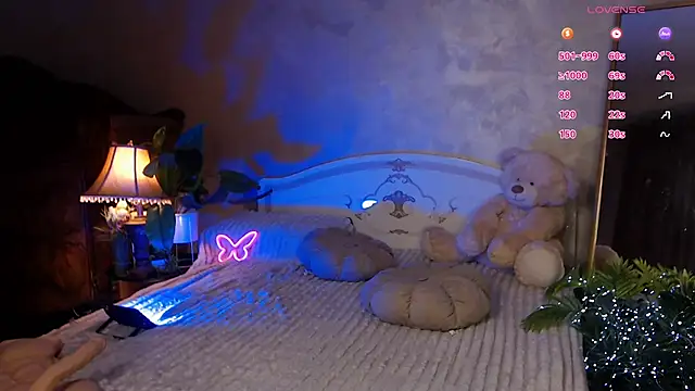 Snapshot of JulieHeets chatting on January 2025 10:41:02 AM JulieHeets online show from January 2025 10:41:02 AM