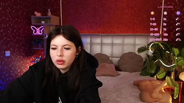 Snapshot of JulieHeets chatting on January 2025 08:43:01 AM JulieHeets online show from January 2025 08:43:01 AM