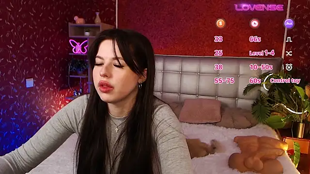 Snapshot of JulieHeets chatting on February 2025 07:56:01 AM JulieHeets online show from February 2025 07:56:01 AM