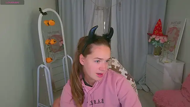 LovelyJessie online show from October 2025 04:20:02 PM