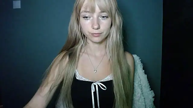 LuciaYoung online show from September 2025 07:01:01 AM