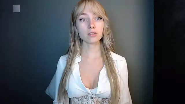 LuciaYoung online show from November 2025 07:30:01 PM