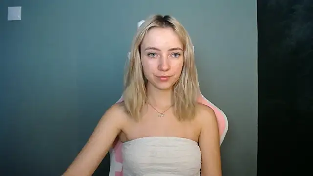 Snapshot of LuciaYoung chatting on July 2026 06:38:02 AM LuciaYoung online show from July 2026 06:38:02 AM