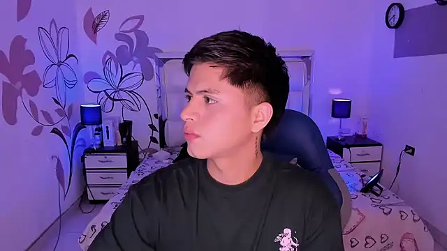 Niicky1  online show from December 2024 09:13:02 PM