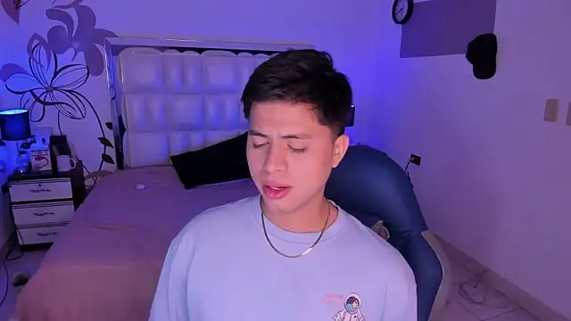 Niicky1  online show from December 2024 08:47:02 PM