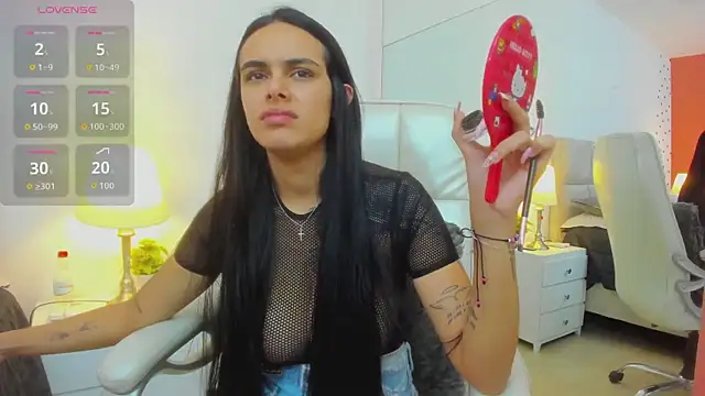 ChloeHarper  online show from November 2025 01:00:02 PM