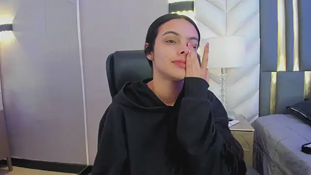 ChloeHarper  online show from April 2026 12:01:01 PM