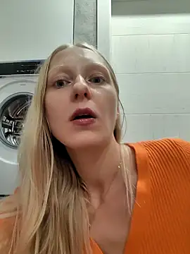 Snapshot of moon_blonde chatting on October 2025 07:01:02 PM moon blonde online show from October 2025 07:01:02 PM