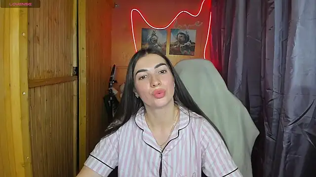 Snapshot of Fiery_Brunette_ chatting on February 2025 06:58:01 PM Fiery Brunette  online show from February 2025 06:58:01 PM