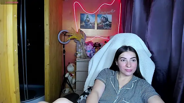 Fiery Brunette  online show from November 2025 06:05:02 AM