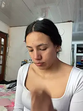 Snapshot of hannahb-e chatting on July 2026 05:42:02 PM hannahb-e online show from July 2026 05:42:02 PM