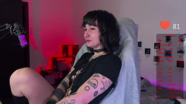 Snapshot of deadlysweet chatting on January 2025 01:00:02 AM deadlysweet online show from January 2025 01:00:02 AM