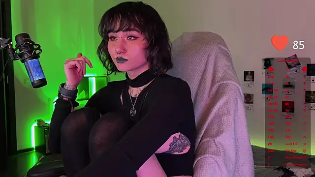 Snapshot of deadlysweet chatting on January 2025 01:41:01 AM deadlysweet online show from January 2025 01:41:01 AM