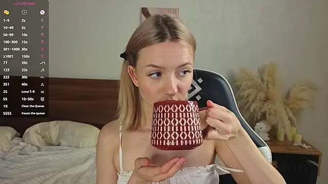 Snapshot of IdaValenti chatting on September 2025 01:07:01 AM IdaValenti online show from September 2025 01:07:01 AM