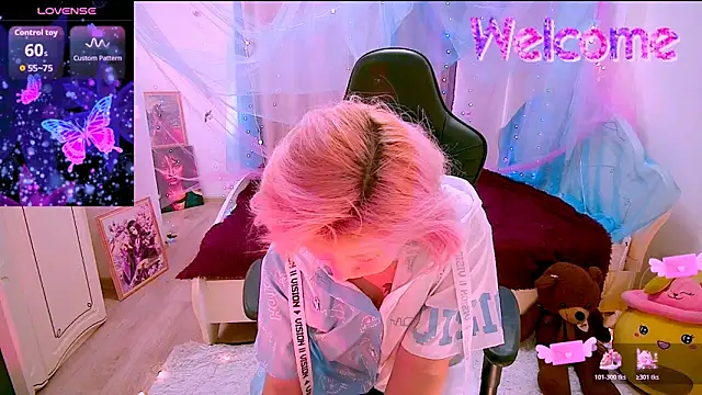 Snapshot of Akemilun chatting on November 2025 08:28:01 AM Akemilun online show from November 2025 08:28:01 AM