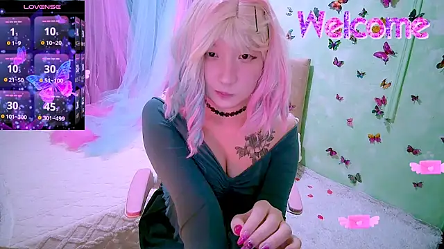 Snapshot of Akemilun chatting on December 2025 04:12:02 PM Akemilun online show from December 2025 04:12:02 PM