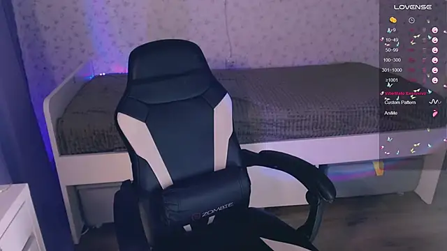 Snapshot of VeronaAura chatting on December 2024 11:18:02 PM VeronaAura online show from December 2024 11:18:02 PM