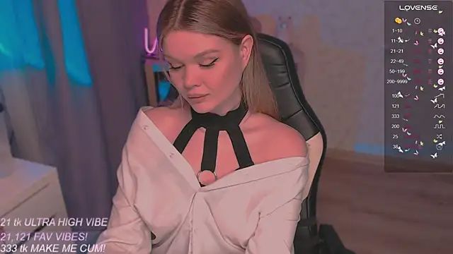 Snapshot of VeronaAura chatting on October 2025 09:36:01 PM VeronaAura online show from October 2025 09:36:01 PM