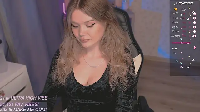 Snapshot of VeronaAura chatting on October 2025 10:31:01 PM VeronaAura online show from October 2025 10:31:01 PM