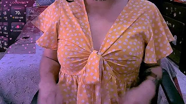 NinaYellow online show from April 2026 02:00:02 PM