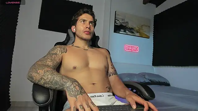 LucianSinclair online show from November 2025 10:45:02 PM