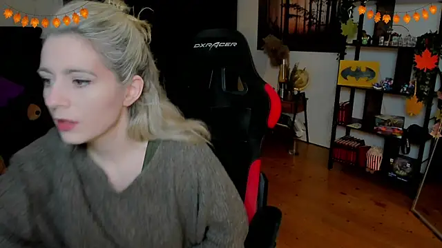 Lisaonthemoon online show from October 2025 08:43:02 PM