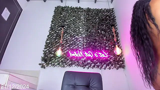 Snapshot of Brianna_Stars chatting on December 2024 08:21:02 PM Brianna Stars online show from December 2024 08:21:02 PM