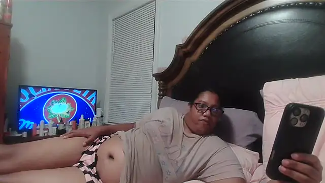 Snapshot of ebonyred chatting on May 2026 01:11:02 AM ebonyred online show from May 2026 01:11:02 AM
