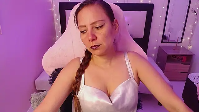 Snapshot of camila_delarosa chatting on June 2026 12:32:01 PM camila delarosa online show from June 2026 12:32:01 PM