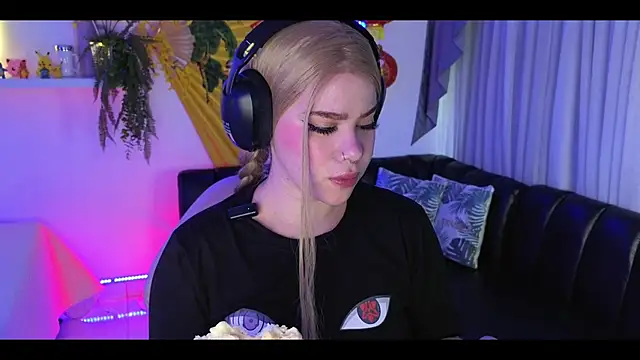 albaismynameX online show from November 2025 12:09:02 PM