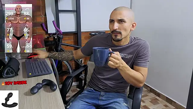 Snapshot of Marck_Muscle chatting on May 2026 11:28:02 PM Marck Muscle online show from May 2026 11:28:02 PM