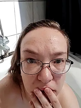 Isabella Geney online show from November 2025 12:38:01 PM