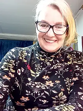 Snapshot of irinamaux chatting on April 2026 04:45:01 PM irinamaux online show from April 2026 04:45:01 PM